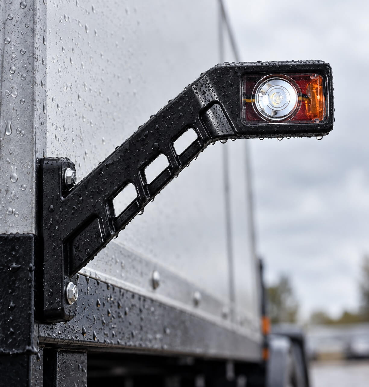LED-ріжки на причепі в сутінках